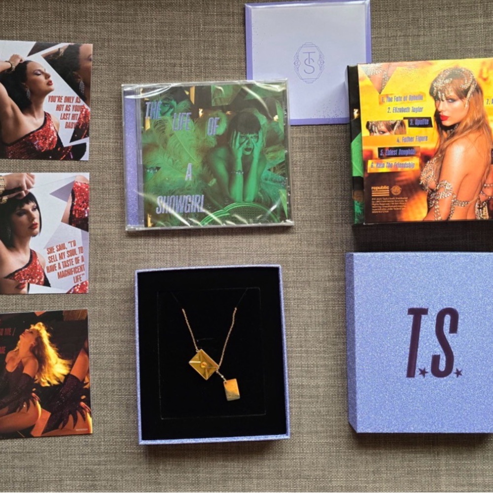 The Life of a Showgirl Deluxe CD Taylor Swift - Picture 3 of 3